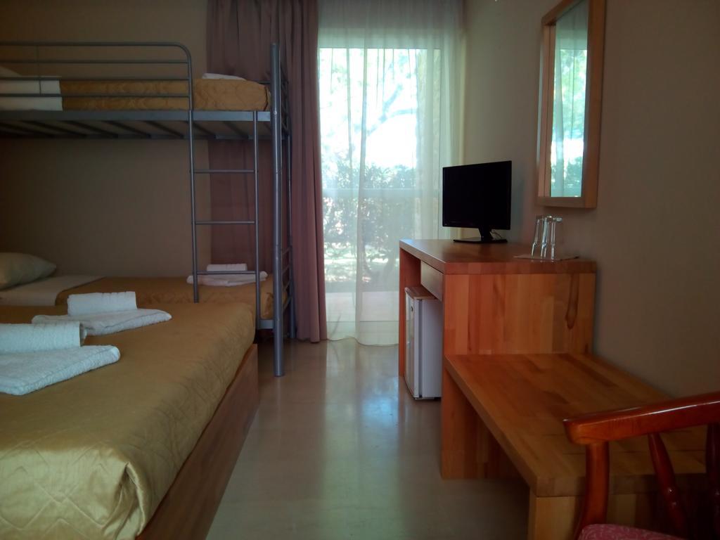 Marzi Beach And Bungalows Hotel Kokkónion Quarto foto